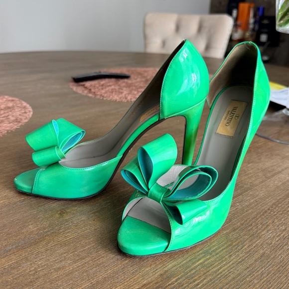 Valentino Green Patent Peep-Toe Heel with Bow Accent - Picture 3 of 7